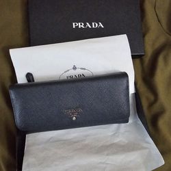 PRADA
Saffiano Lux Leather Continental Wallet