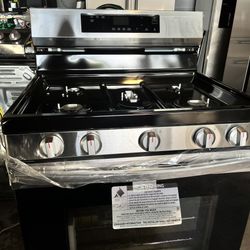 SAMSUNG Samsung - 30 in. Wide 5 Burner 6.0 cu. ft. Black and Stainless Steel