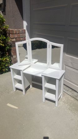 Kids Vanity with adjustable mirrors