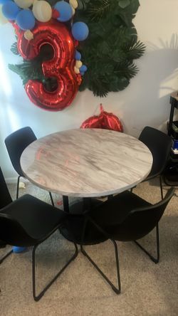 Dinning table excellent