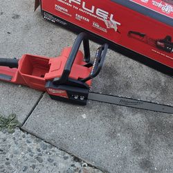 Milwoke chain saw  con bateria  y cargador
