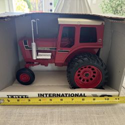 ERTL IH International Harvester 1568 V8 Tractor w/ Duals, "68 Series", 1/16, NIB