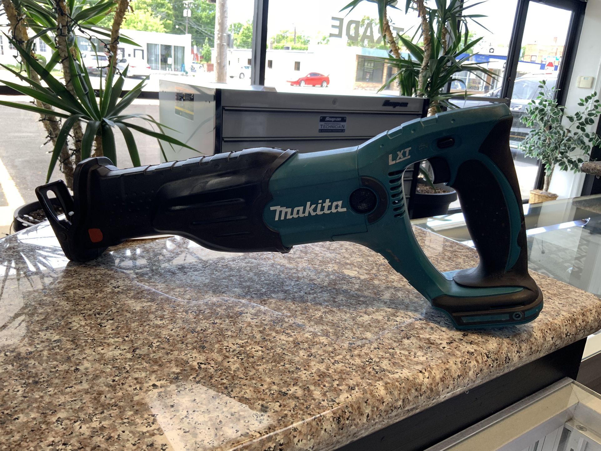 Makita 18V LXT Lithium-Ion Brushless Cordless Variable Speed Reciprocating Saw (Tool-Only)