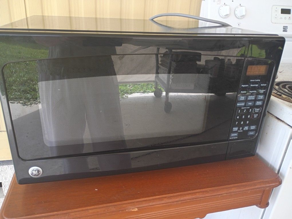GE Microwave Like New