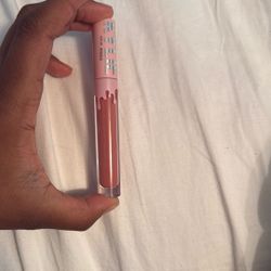 Kylie  Jenner Matte  Lip Gloss In A Shade 346 A Movement