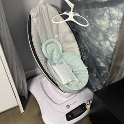 4Moms MamaRoo (with strap) and infant insert