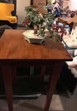 Corner table with glass decor on top