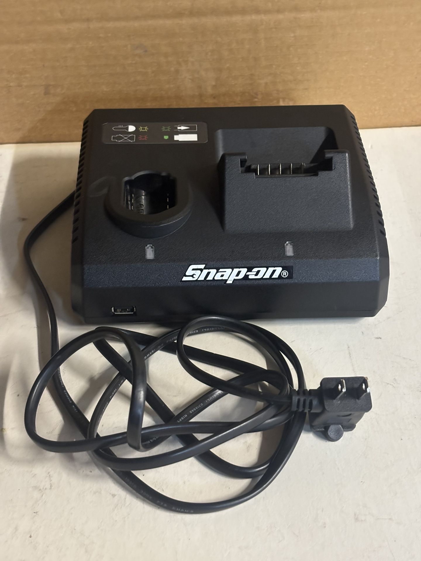Snap-on Tools 14.4 V and 18 V Dual Bay Charger
