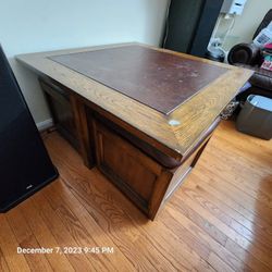 Hammary wood coffee table with four rolling storage ottoman