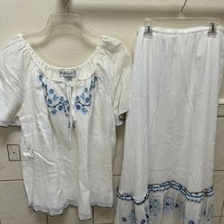 Dressbarn peasant-style white blouse and matching skirt set with blue floral embroidery.