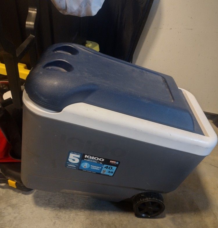 Igloo Max Cold 40 Quart Rolling Cooler