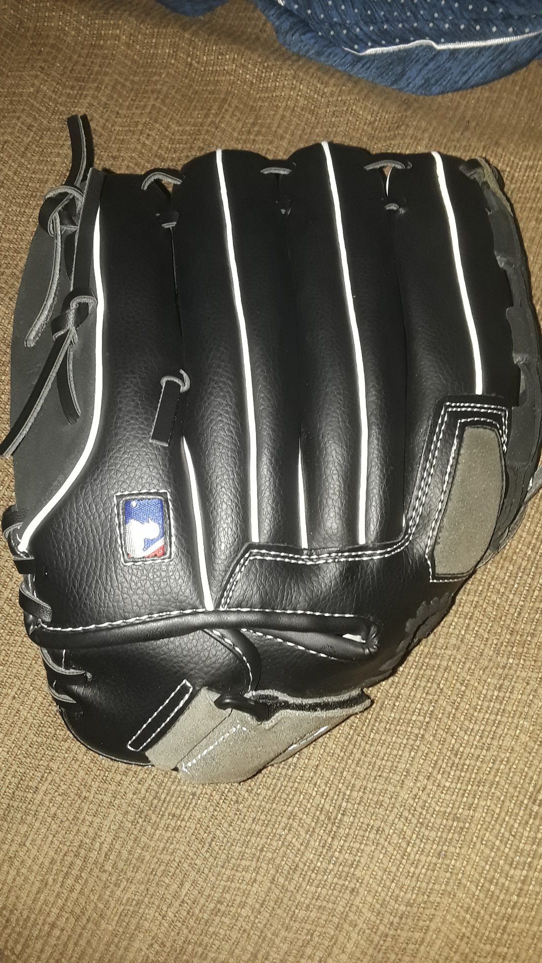 White/Gray/Black Wilson 350 Mlb Series 11.5" Youth Baseball Glove