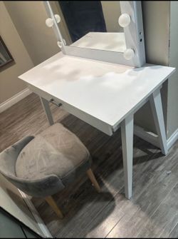 Vanity set with chair
