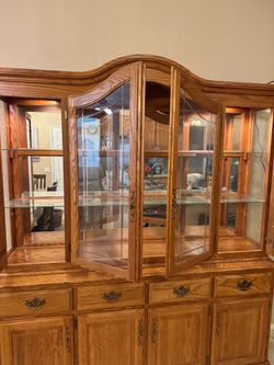 China hutch good condition no scratches asking $100