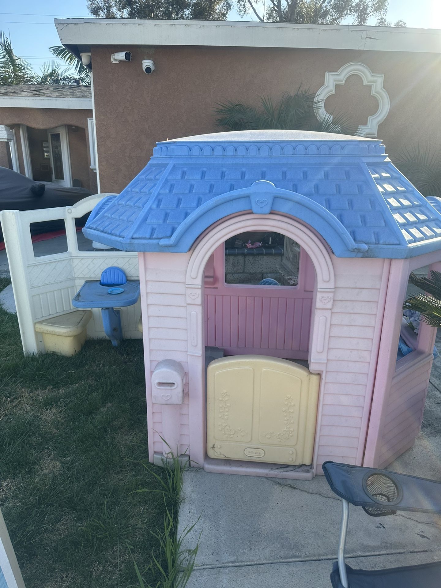Little tikes hotsell victorian playhouse