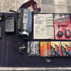 JVC, Model GR-SXM320 Compact Super VHS Camcorder with Case
