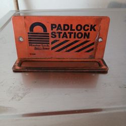 VINTAGE PADLOCK STATION 