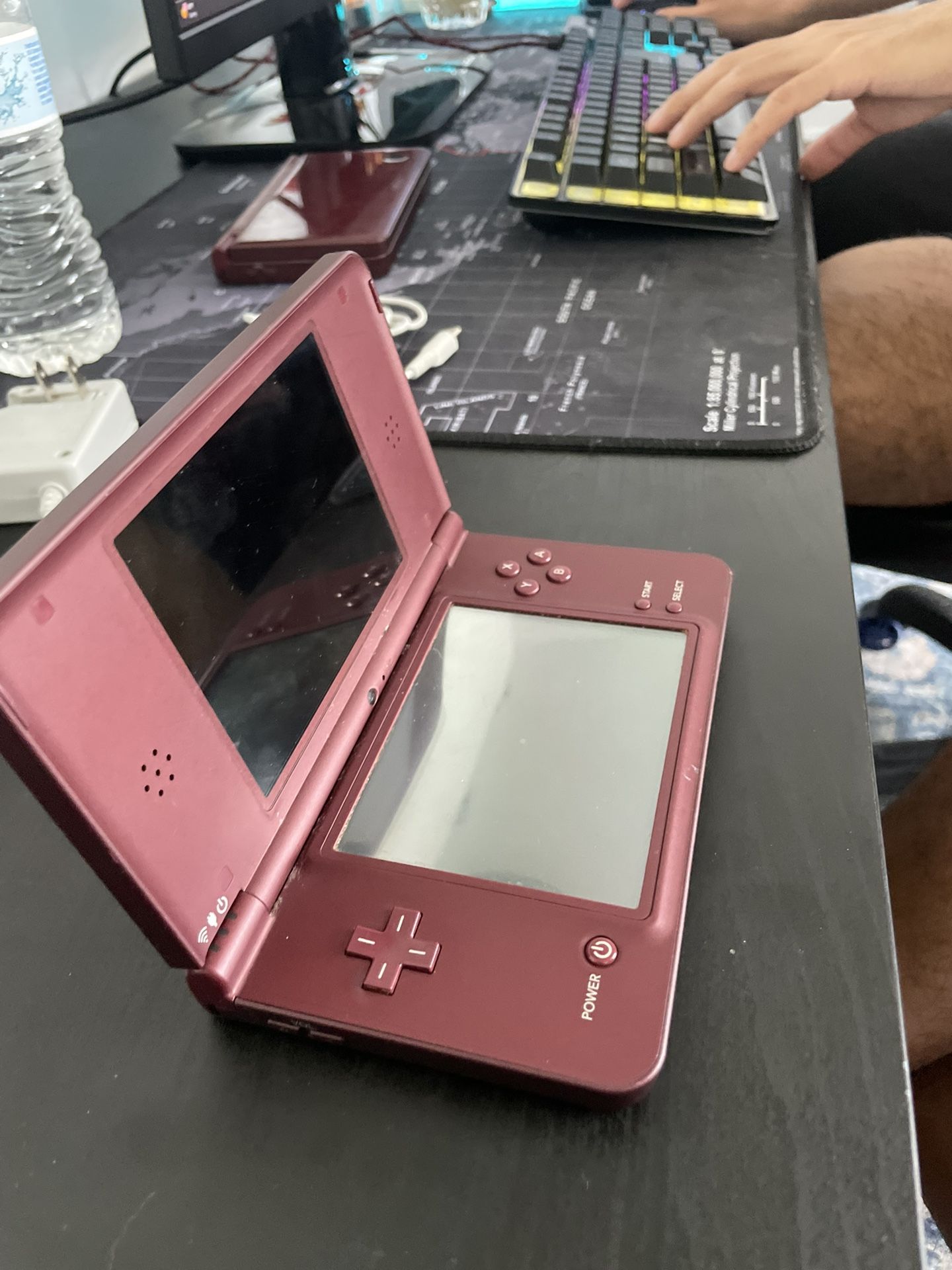 NINTENDO DSi XL HANDHELD CONSOLE BURGUNDY (UTL-001) USED.ITEM IS USED WITH COSMETIC SURFACE SCRATCHES ON SCREEN AND ALSO COSMETIC WEAR ON BODY, PLEASE