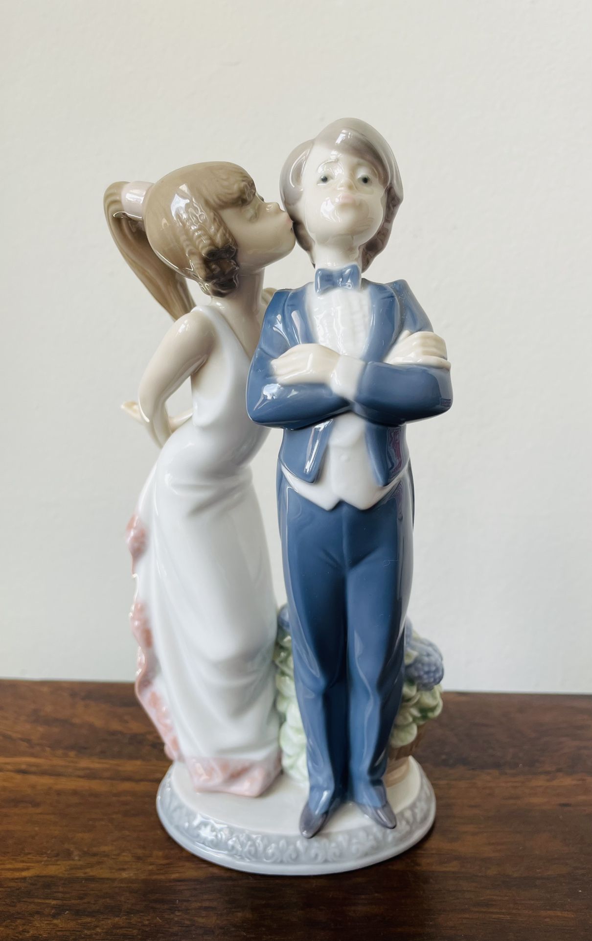 LIadro Porcelain Figurine Let’s Make Up by LLADRO Made in Spain