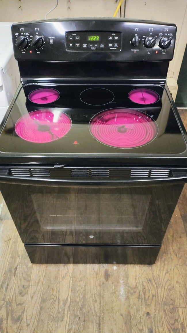 GE Elite Black GlassTop 5 Burner Convection Electric Range. STILL LIKE NEW CONDITION