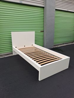 White twin bed frame