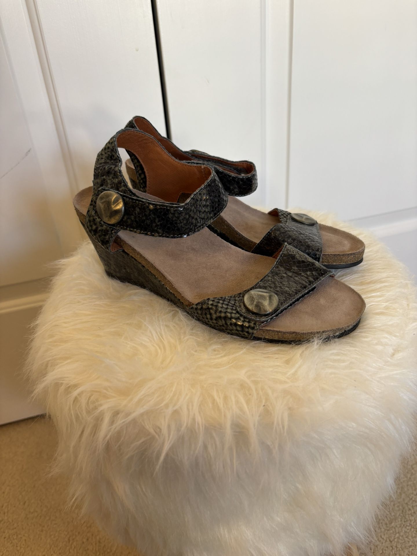 Taos Festival 4048 Snake Embossed Size 37 Wedge Ankle Strap Sandal Women Shoes