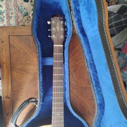 ALVAREZ ARMREST ACOUSTIC/ ELECTRIC GUITAR