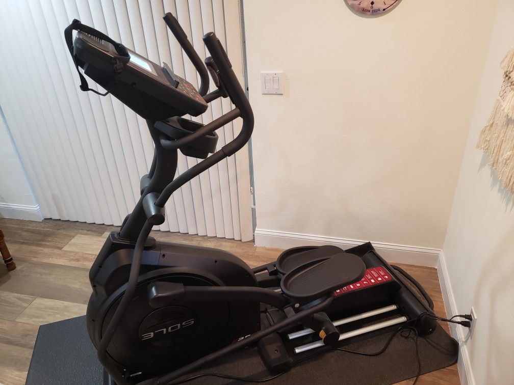 Sole E25 Elliptical Machine