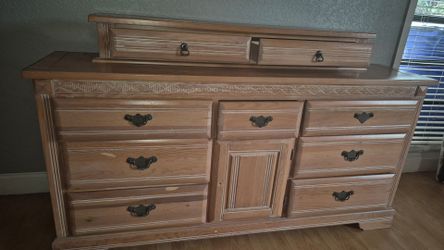 Solid Wood Bedroom Dresser – 29 Years, Original Owner
Beautiful traditional-style wooden dresser, part of a matching bedroom set. Same owner for 29 ye