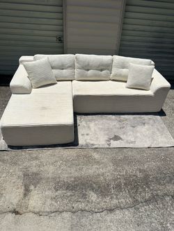 White cream boneless sectional (Delivery available!)