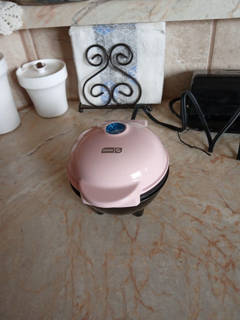 PINK MINI BUNDT CAKE MAKER BY DASH for Sale in Las Cruces