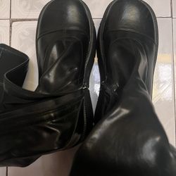 Black platform boots / Size 6