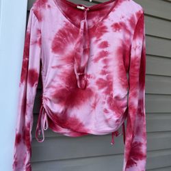 Trendy Red tie-dye Juniors Medium TOP BLOUSE with matching mask. NWOT!