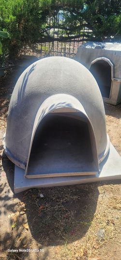 3PC.  FREE.  Dog house  for Big Dog   Free!! Need to get all
