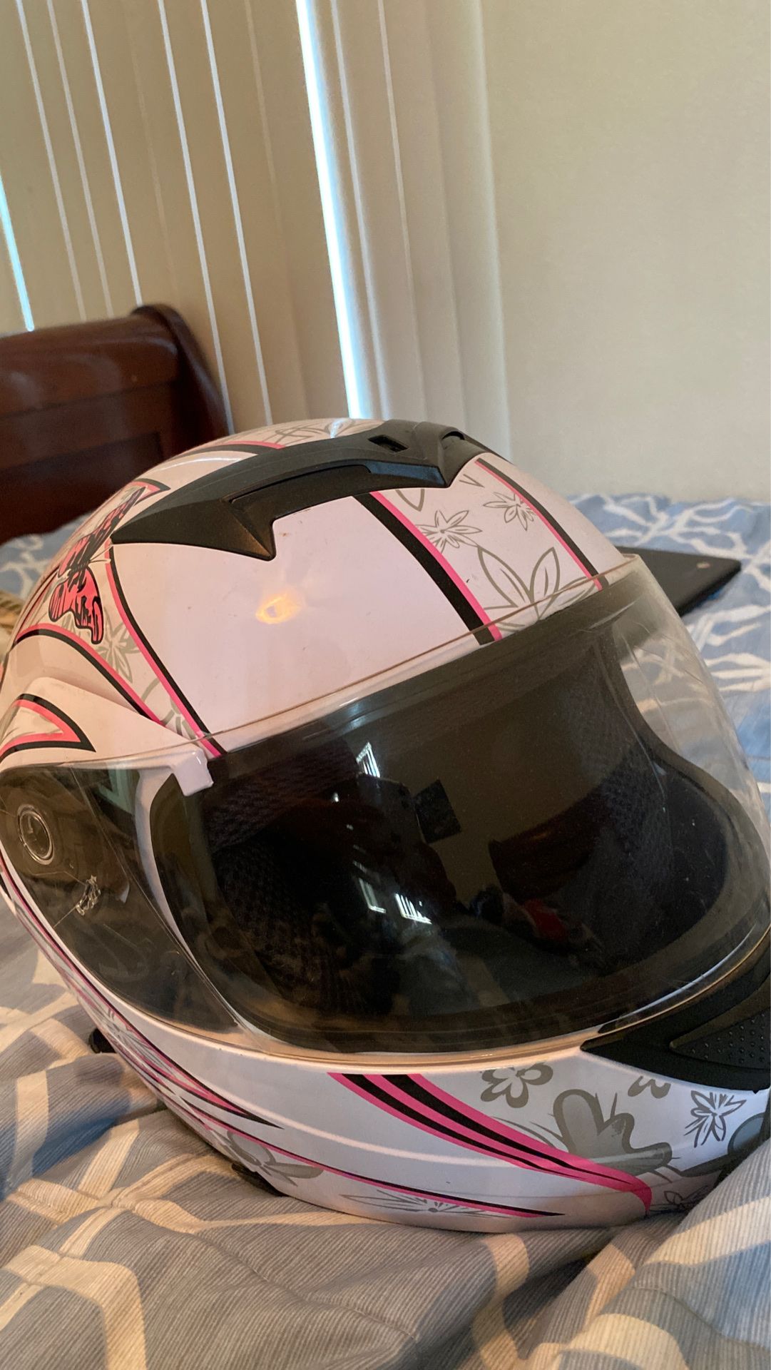 Women’s motorcycle helmet