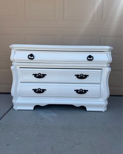 Dresser White 3 Drawers