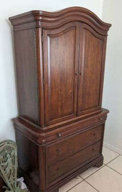 Amour 450 and a desk you can close it and it has two draws inside