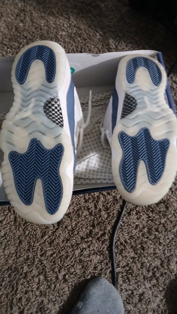 AIR JORDAN 11 LOW SIZE 7 GRADE SCHOOL