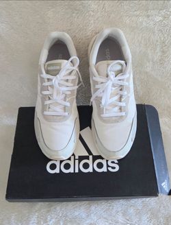 Adidas size 7.5 de Mujer.