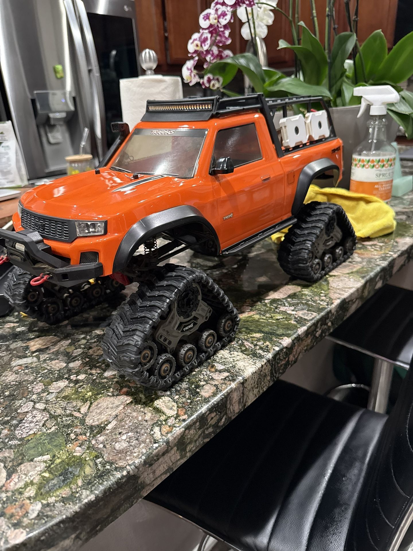 Traxxas Txr40 With Tank Tracks With Lights And Battery 
