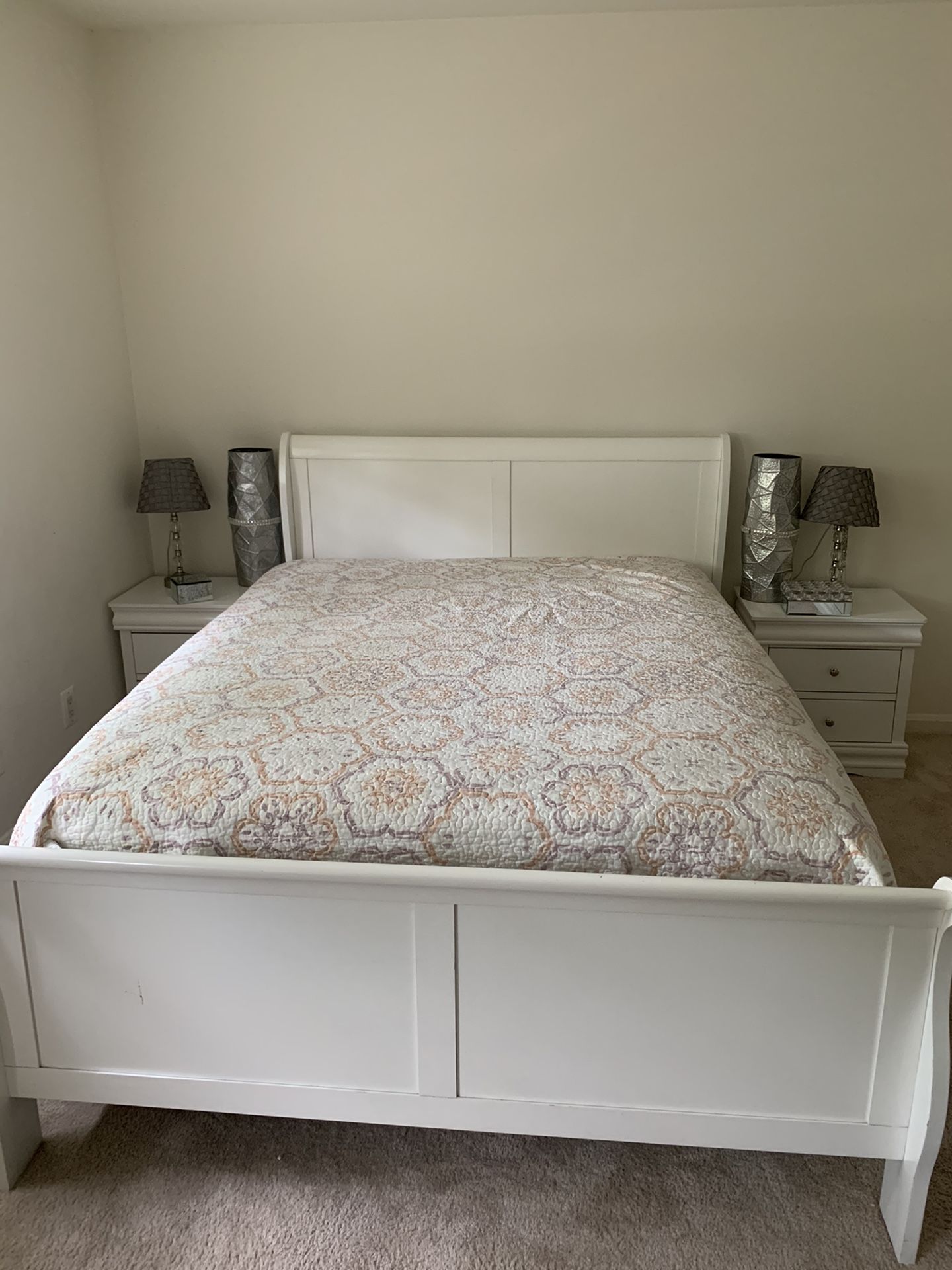 Queen size bedroom set foot and headboard two end tables and two lamps Long draw with mirror only two months old getting a job transfer to Florida Wh