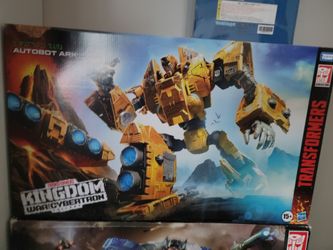 Transformers Generations War for Cybertron: Kingdom Titan Class Autobot Ark