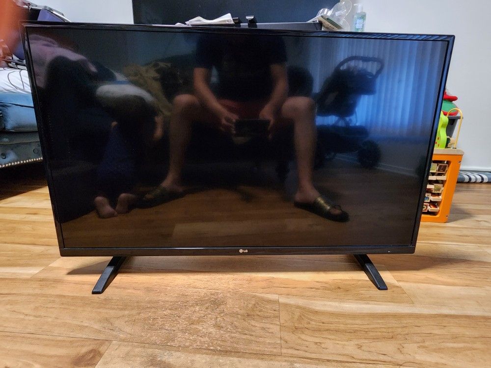 41 Inch LG TV (NOT A SMART TV)