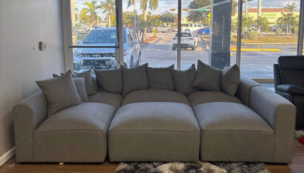 New sectional on box 📦 $1699
