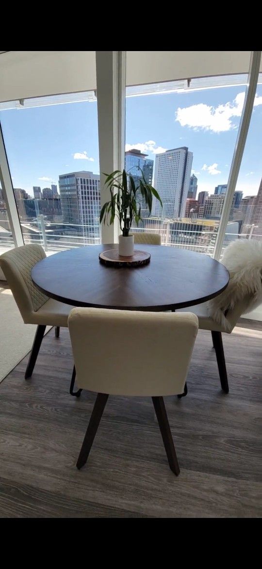 Moderning Dining Set - Table + 4 Cream Chairs