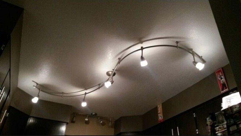 Flexible line voltage
Track lighting kit brand new
.