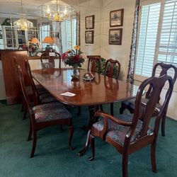 Dining Table. 2 Extra Pieces  