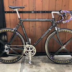 Trek 5500 %100 OCLV carbon road bike .Made in the USA model. Sits