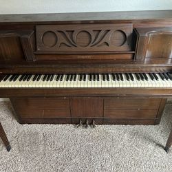 Free Piano In Good Condition 