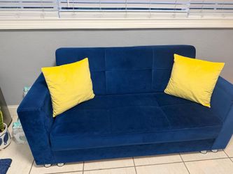 Love seat (with pillows)